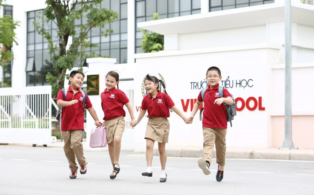 hoc phi truong vinschool vinhomes smart city hoc-sinh-vinschool-vui-ve-toi-truong