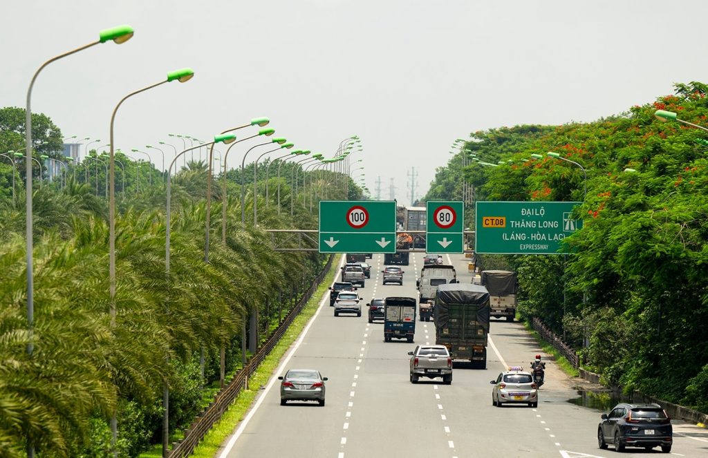 khu-vuc-thi-cong-nam-tren-dai-lo-thang-long-–-tuyen-giao-thong-huyet-mach-ket-noi-trung-tam-ha-noi-voi-khu-vuc-hoa-lac