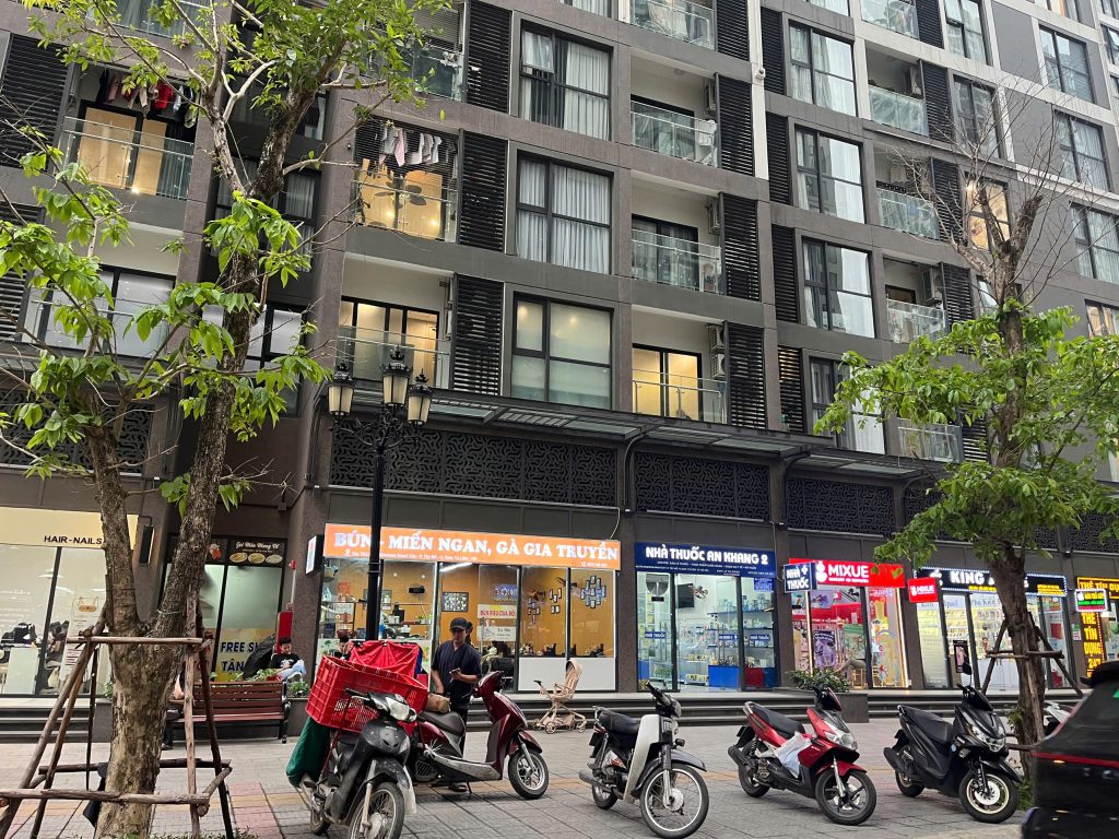 cot-moc-dang-nho-cua-vinhomes-smart-city-trong-giai-doan-gan-day-chinh-la-su-phat-trien-manh-me-cua-cac-day-shop-chan-de