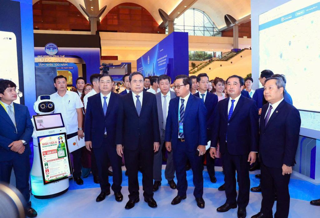 lanh dao tham quan trien lam